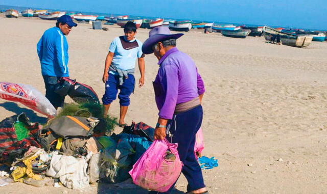 Pescadores limpian las playas del litoral de la región Lambayeque