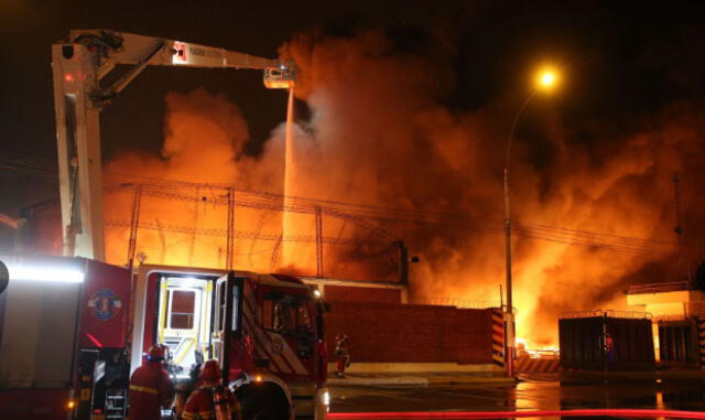 Incendio en el Callao: Fuego consumió un almacén 