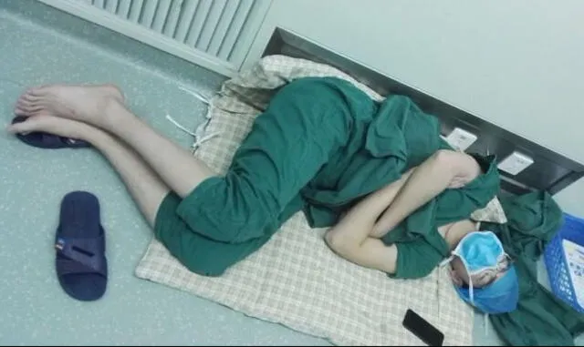 Twitter: médico se queda dormido en el piso tras 28 horas de trabajo sin interrupción [FOTOS]