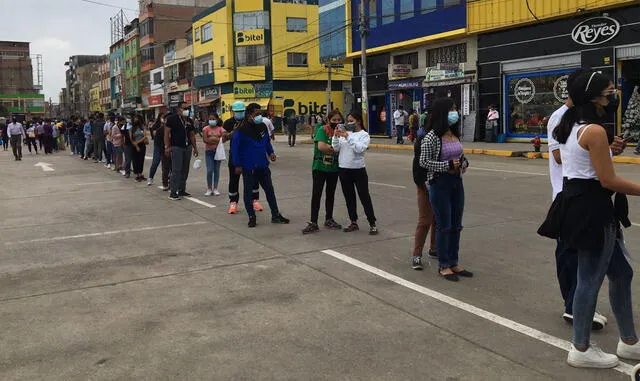 Lambayeque Chiclayo vacunatorio fila mercado Modelo