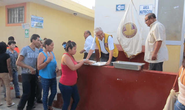 Chiclayo: Club de Leones dona desayunos a familiares de pacientes en un hospital