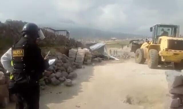 Destruyen casas de invasores en Arequipa [VIDEO]
