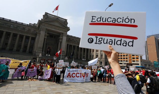 ¿Ser madre y esposa antes que mujer?: la realización femenina en la población peruana 