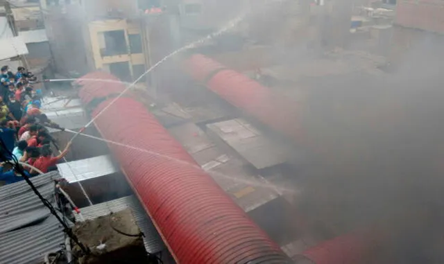 Incendio en Mesa Redonda: 30 tiendas de 'La Cochera' quedaron destruidas
