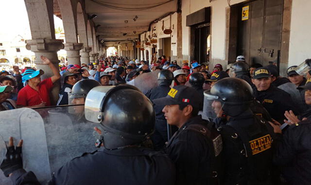 Cusco: Profesores llegan a Plaza Mayor y quieren impedir desfile de aniversario [VIDEO]