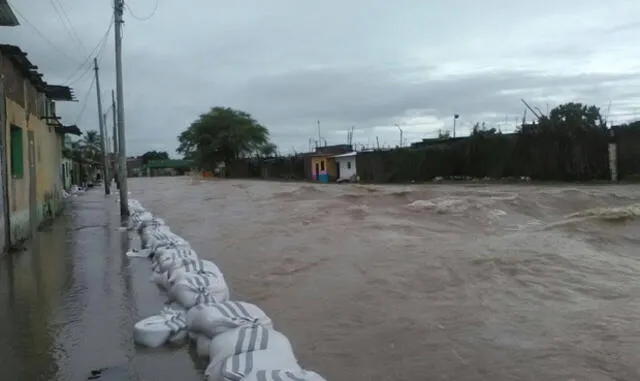 Huaicos en Perú: Canal vía se desbordó y evacuan a más de 3 mil familias en Sullana