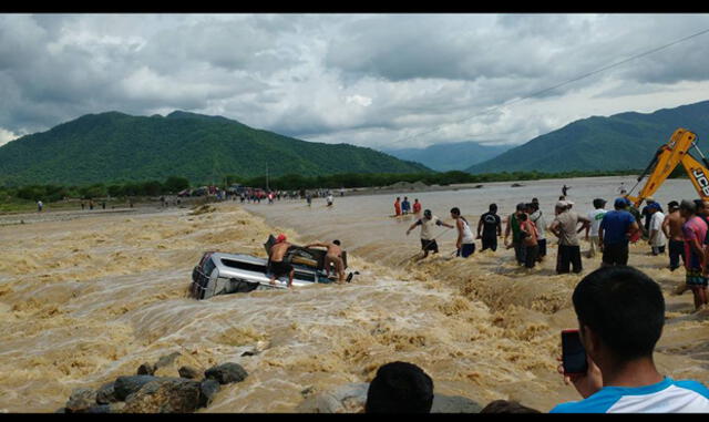 Piura: Combi fue arrasada por el agua y pasajeros salvaron de morir ahogados | VIDEO