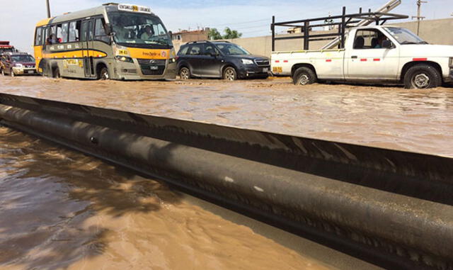 Panamericana Norte fue cerrada por desborde del río Chillón | VIDEO