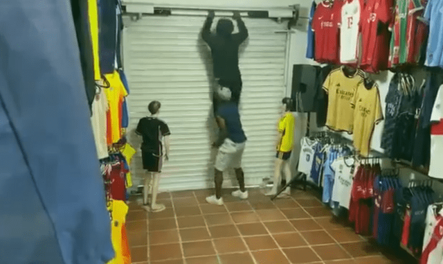 El video de 3 minutos y 23 segundos, que ya se ha vuelto viral en X, muestra cómo un vendedor de ropa logra aprovechar el descuido de dos ladrones. Foto: X/@OscuraColombia.    
