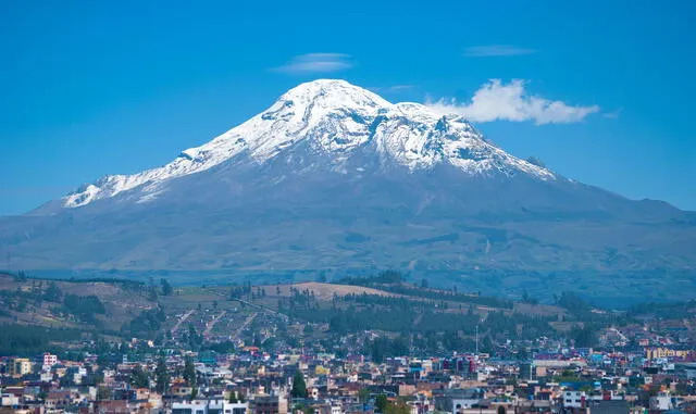 La montaña que supera al Everest en América Latina es el Chimborazo, situado en Ecuador. Foto: Medium.   