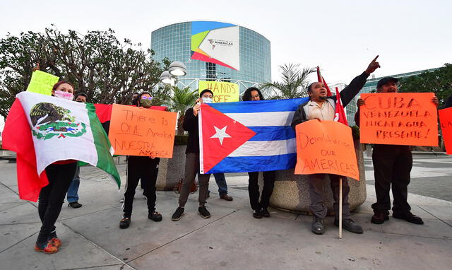 Activistas en Los Ángeles protestan denunciando al presidente de Estados Unidos, Joe Biden, por excluir a Cuba, Venezuela y Nicaragua de la Cumbre de las Américas. Foto: AFP