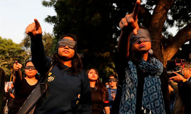 Mujeres en India escenifican "Un violador en tu camino". Foto: EFE.