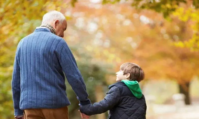 Los abuelos marcan la vida de las personas, por lo que su presencia muchas veces es de vital importancia. Foto: Freepik   