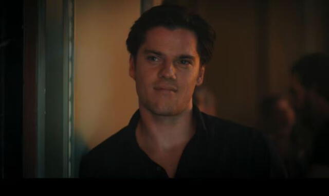  Theo Trebs como Tom Sommer    