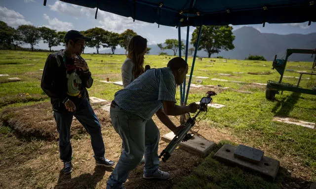 IReporteros graban el lugar donde fue enterrado Rafael Acosta Arevalo, este miércoles en Caracas (Venezuela). Foto: EFE.