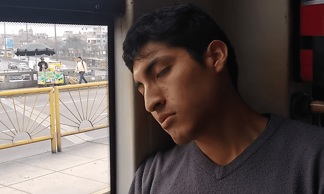  Los estudiantes suelen dormir en el bus. Foto: captura de pantalla/Serlox UNI/YouTube   