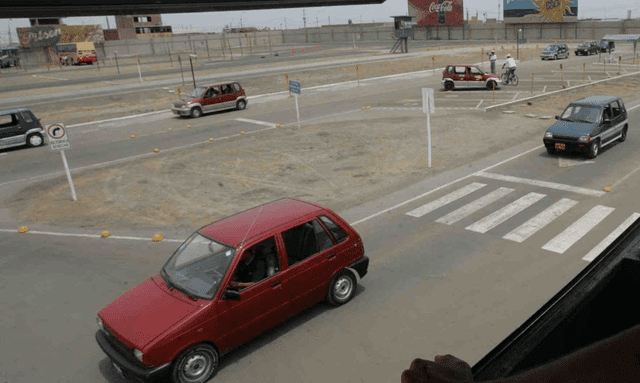 Se recomienda llegar a la prueba de manejo con una hora de anticipación. Foto: Andina   