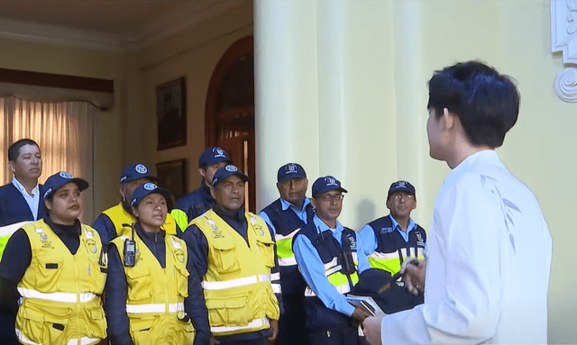 Simiao Wang es el instructor que enseña chino mandarín a serenos. Foto: Captura Latina Noticias   