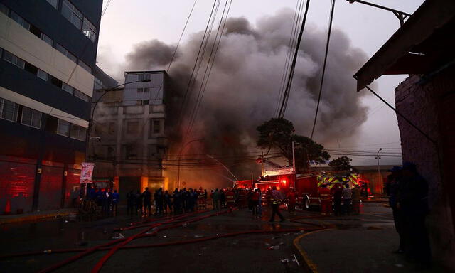 Las Malvinas: Impactantes imágenes del incendio que afecta a la galeria Nicolini en el Centro de Lima [FOTOS] 