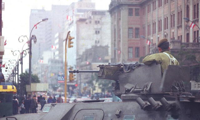 Con el poder de las armas, Fujimori inició su dictadura