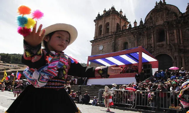 Niños de inicial realizaron colorido desfile por el aniversario de Cusco [FOTOS]