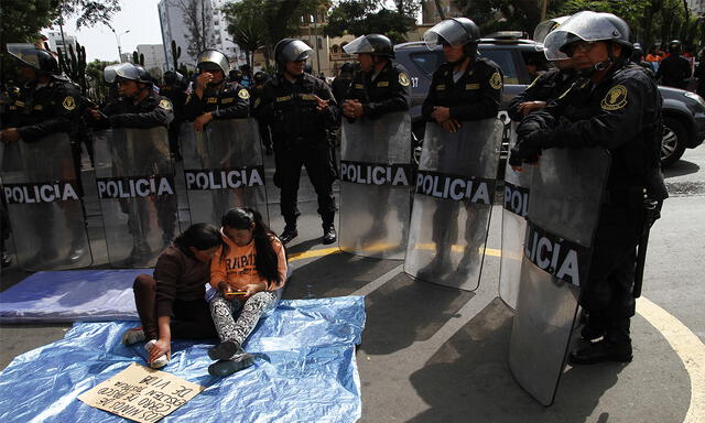 Pobladores de Cerro de Pasco se encadenan frente al Minsa [FOTOS]