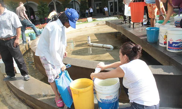 Cercado de Lima: vecinos se llevan agua de la pileta de la Plaza Perú | FOTOS