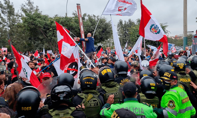 Muchos ciudadanos se han unido a la protesta de los excomandos Chavín de Huántar. Foto: URPI-LR