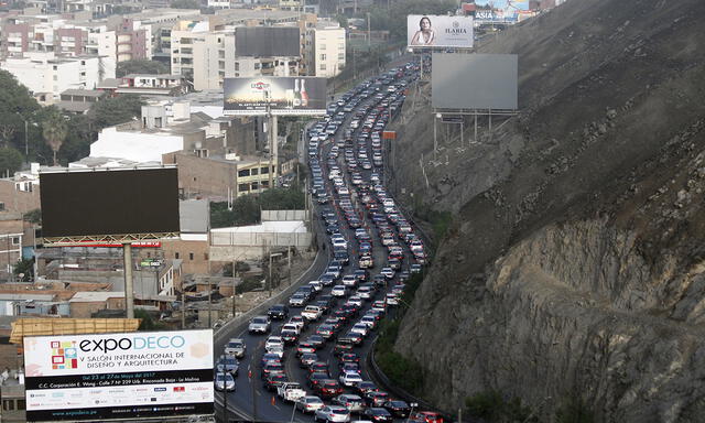 Congestión vehicular continúa en  La Molina y Surco [FOTOS]