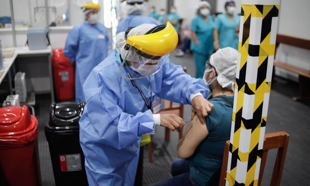 Arequipa: más de 1.400 trabajadores de hospital Honorio recibieron vacuna