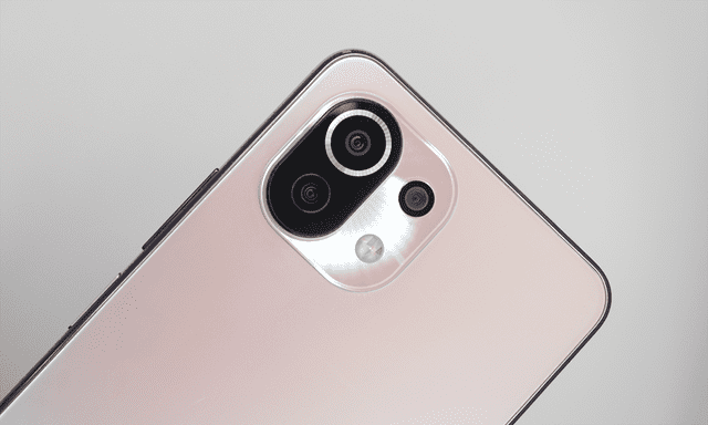 El Xiaomi 11 Lite 5G NE incorpora un sistema fotográfico compuesto por una triple cámara trasera. Foto: Carol Larrain