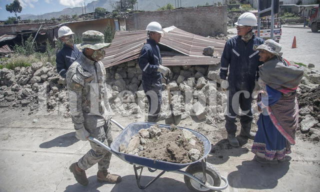 Arequipa: militares ayudan en las labores de limpieza y evacuación de damnificados de Caylloma
