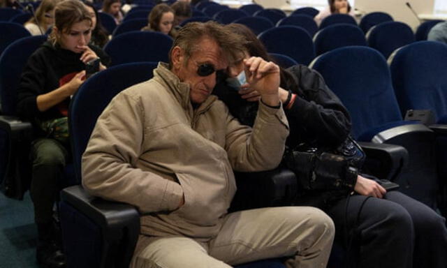 Sean Penn fotografiado en conferencia de prensa de Ucrania. Foto: difusión