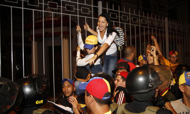 Así se vivieron las protestas ante sede de la embajada de Venezuela [FOTOS]
