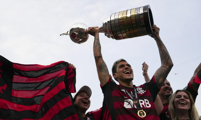Pedro levantando la Copa Libertadores tras ganarla con Flamengo.