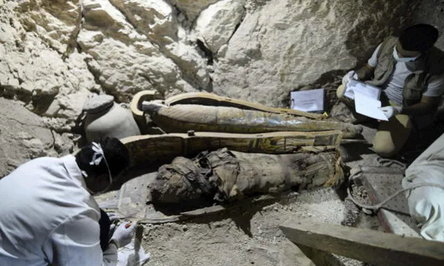 Egipto: Descubren una tumba "intacta" de un alcalde faraónico con 8 momias