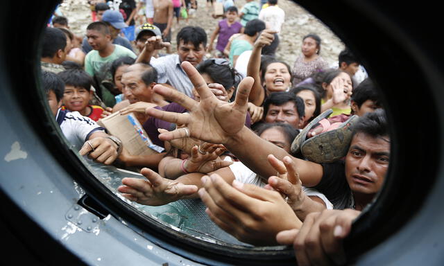 Caos durante rescate y entrega de alimentos a pobladores damnificados en Catacaos [FOTOS]