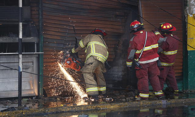 Incendio en Las Malvinas: Bomberos trabajan más de 24 horas para apagar el fuego [FOTOS]