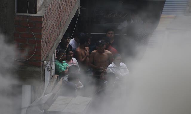 Bomberos controlaron incendio en la galería 'La Cochera' [FOTOS]