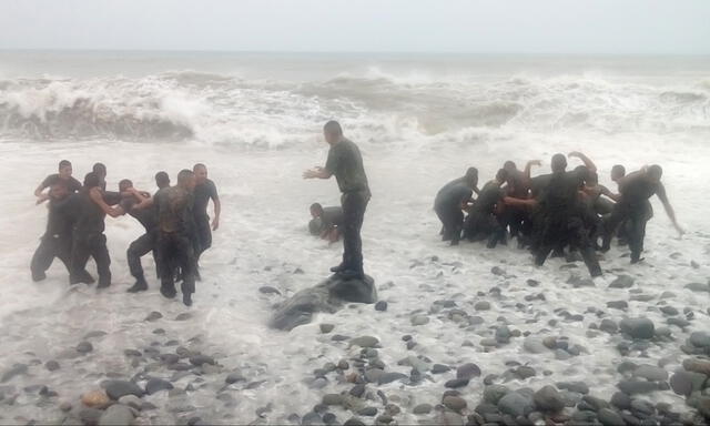Imágenes de los militares minutos antes de la tragedia en playa Marbella [FOTOS]
