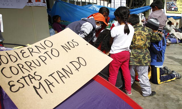 Pobladores de Cerro de Pasco se encadenan frente al Minsa [FOTOS]