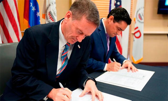 Green y Vecchio firmaron el acuerdo en la sede de la Usaid. Foto: Centro de Comunicación Nacional