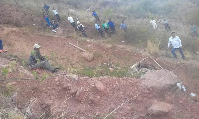Ayacucho: cinco muertos y diez heridos tras caída de bus a abismo en carretera a Alcamenca