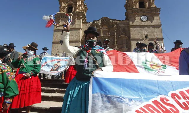 Ronderos en la región de Puno marcharon con sus chicotes. Foto: Juan Carlos Cisneros/La República