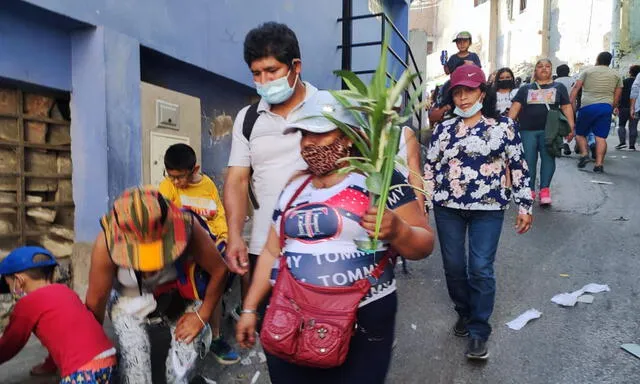 Cientos de fieles se movilizaron por diferentes partes durante este Viernes Santo. Foto: Giuliana Castillo / URPI-LR