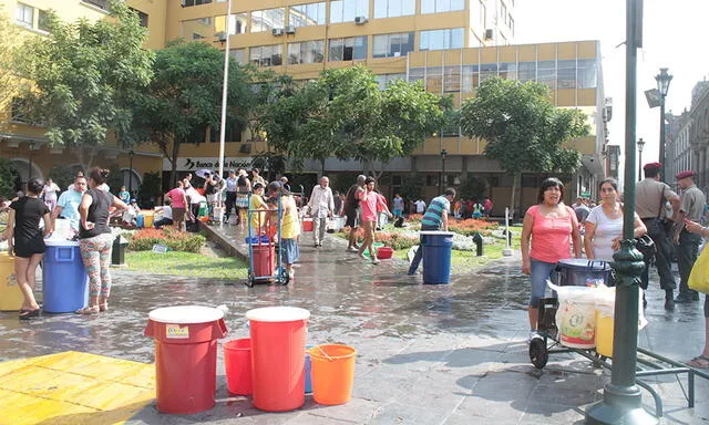 Cercado de Lima: vecinos se llevan agua de la pileta de la Plaza Perú | FOTOS