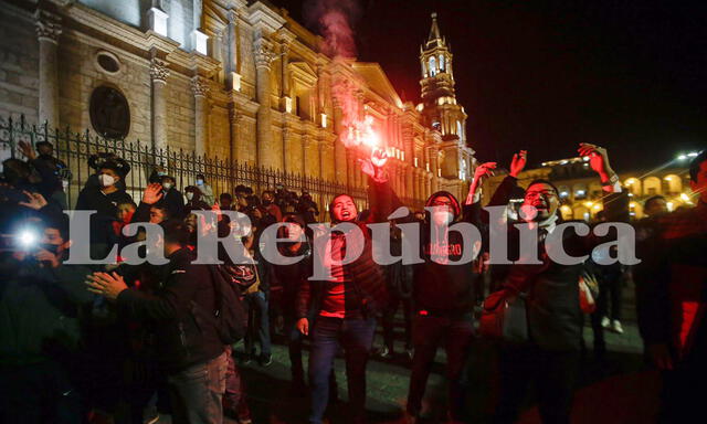 Hinchas celebrando el logro del FBC Melgar.  Foto: La República/Rodrigo Talavera