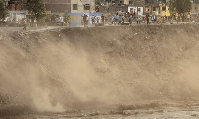 S.J.L: Colapso del Puente Solidaridad por fuerte caudal del río Huaycoloro | FOTOS