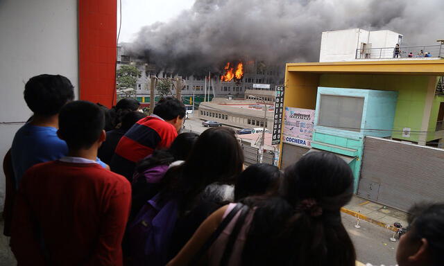 Las Malvinas: Impactantes imágenes del incendio que afecta a la galeria Nicolini en el Centro de Lima [FOTOS] 