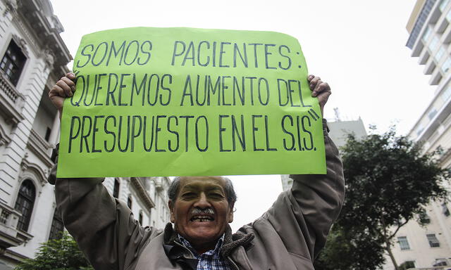 Médicos marcharon en el Centro de Lima y que no pudieron llegar al Congreso [FOTOS]
